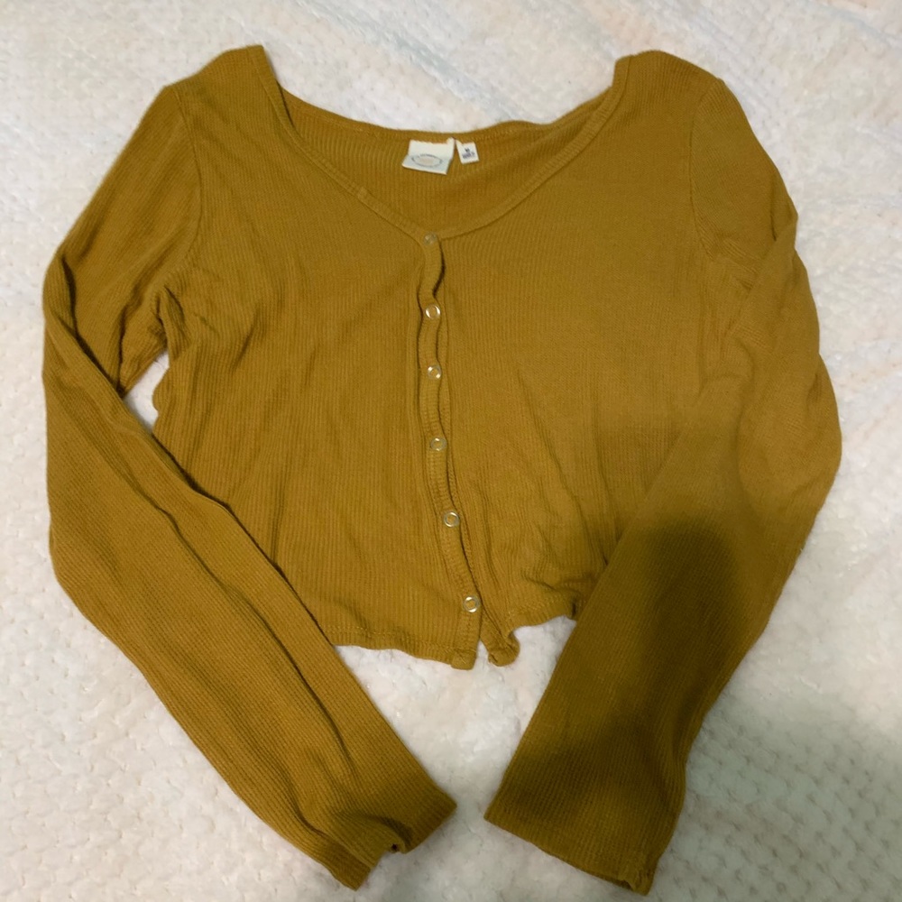 BUTTON UP CROPPED SWEATER